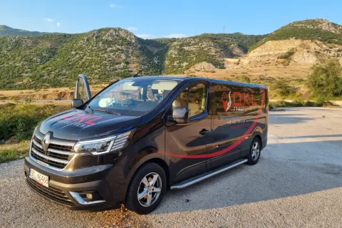 Czarny bus OKL Travel Rent gotowy do podróży. Chcesz wiedzieć, ile kosztuje bus do Niemiec? Zapytaj przewoźnika!
