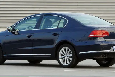 Ciemnoniebieski Passat B7 z silnikiem 2.0 TDI. Zastanawiasz się, jaki silnik wybrać do swojego Passata B7?