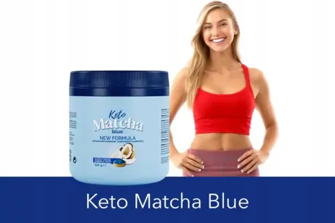 Keto Matcha Blue - opakowanie produktu i uśmiechnięta kobieta w czerwonym topie.
