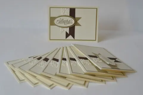 Ensemble de cartes "Merci" pour un remerciement noces d'or, avec un ruban marron et des motifs floraux en relief.