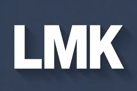 Letras blancas "LMK" con sombra sobre fondo azul oscuro. ¿Buscas el lmk significado?