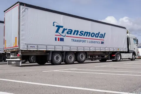 Semi-remorque Transmodal Transport & Logistics. La hauteur intérieure de la semi-remorque est optimisée pour le transport de marchandises.