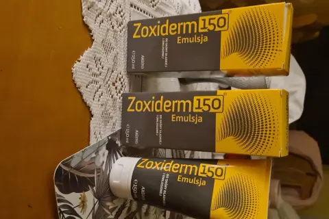 Trzy opakowania emulsji Zoxiderm 150 do skóry gładkiej i owłosionej, każdy po 150 ml.
