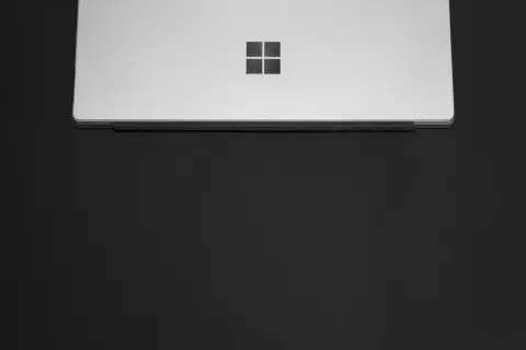 Srebrny laptop z logo Windows. Dowiedz się, jak ustawić hasło na komputer, by chronić swoje dane.