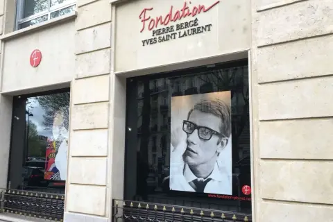 Fondazione Pierre Bergé Yves Saint Laurent: un ritratto iconico di Yves Saint Laurent con occhiali.