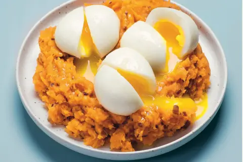 Puré de batata con huevos escalfados, una de las recetas con huevos más sencillas y deliciosas.