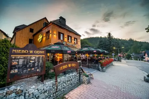 Szukasz miejsca, gdzie zjeść w Karpaczu? Restauracja "Niebo w Gębie" zaprasza na pyszne dania, zlokalizowana przy urokliwej drodze.