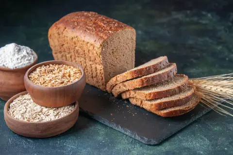Chleb pełnoziarnisty, mąka, ziarna i płatki owsiane. Zastanawiasz się, ile kcal ma kromka chleba pełnoziarnistego?