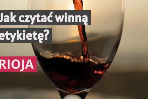 Czerwone wino z regionu La Rioja nalewane do kieliszka. Napis "Jak czytać winną etykietę?".