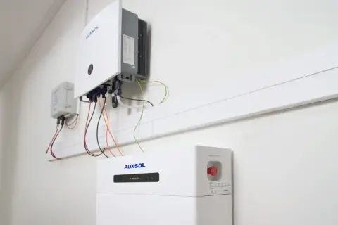 System magazynowania energii AUXSOL, z falownikiem i modułem bateryjnym, gotowy do pracy.