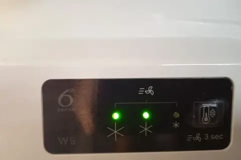 Panel sterowania lodówki Whirlpool W5 z technologią 6th Sense. Dwa zielone wskaźniki informują o ustawieniu temperatury.