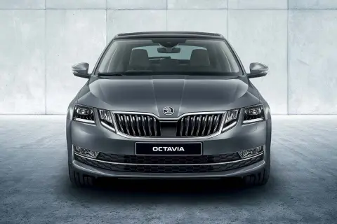 Szara Skoda Octavia z przodu, z widocznym grillem i światłami. Poznaj jej imponujące skoda octavia wymiary.