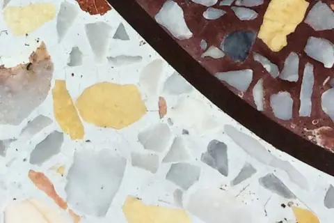 Dettaglio di una superficie in pietra naturale esterna con inserti colorati, ideale per capire come pulire la pietra naturale esterna e mantenerla splendente.