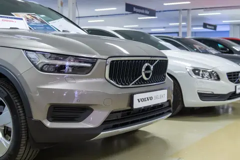 Rad med begagnade Volvo-bilar, en grå XC40 i förgrunden. Kanske en volvo d4 motor problem kan uppstå, men dessa ser fina ut.