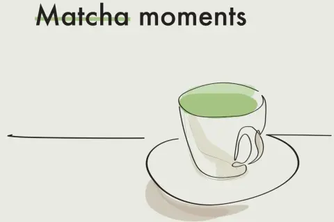 Kubek z zieloną matchą, która ma kofeinę, na talerzyku. Napis "Matcha moments".
