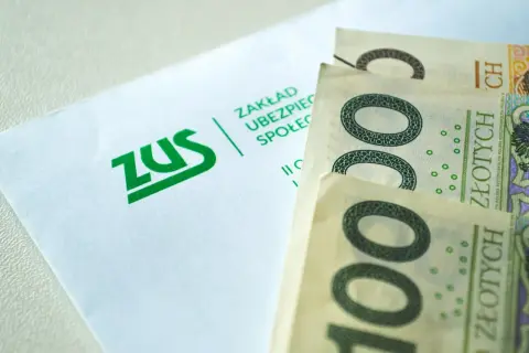 Emerytury czerwcowe najnowsze wiadomości: ZUS i banknoty 100 zł.