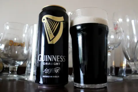 Puszka i szklanka Guinness Draught. Czy wiesz, ile procent ma Guinness? To 4,2% alkoholu.