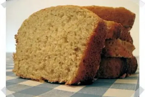 Tranches d'un délicieux gâteau à la banane, parfait pour une recette facile.