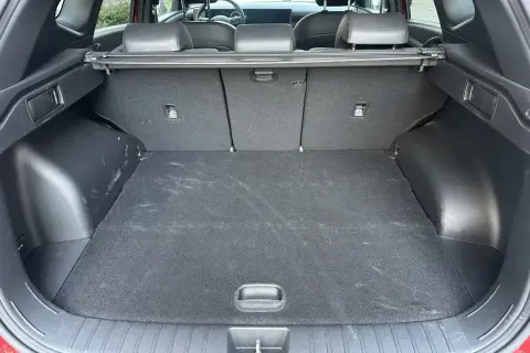 Pusta przestrzeń bagażowa Hyundai Tucson, idealna do przewożenia zakupów lub bagażu. Poznaj wymiary bagażnika!
