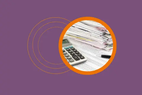 Kalkulator i stos dokumentów z danymi finansowymi, gotowe do podpisywania sprawozdań finansowych.