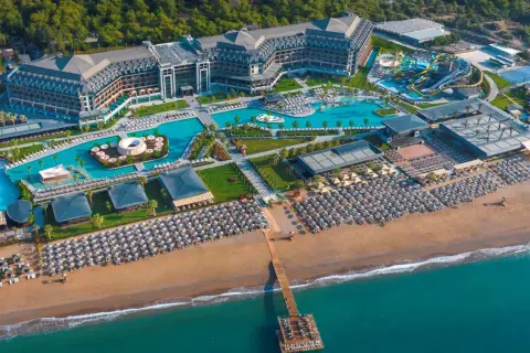 LAGO HOTEL: rozległy kompleks z basenami, zjeżdżalniami wodnymi i plażą z leżakami, otoczony zielenią.