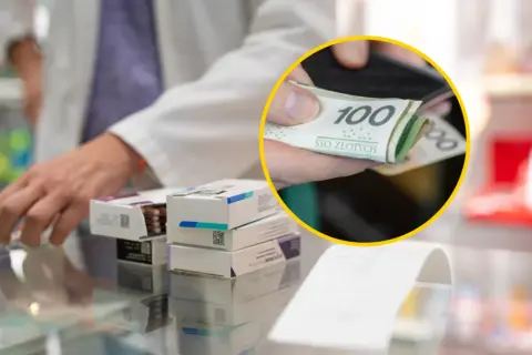 Aptekarz liczy sto złotych. W tle leki i paragon. Ile zarabia aptekarz?