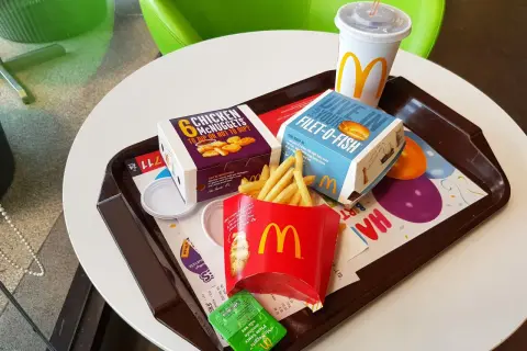 Zestaw McDonald's: 6 McNuggets, frytki, Filet-O-Fish i napój. Zastanawiasz się nad mcnuggets kcal?