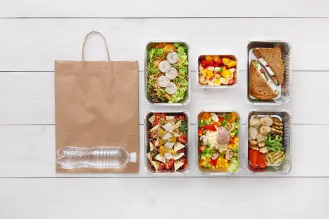 Catering: Rodzaje, zalety, wady i jak wybrać idealną dietę pudełkową
