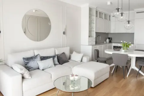 Lustro w salonie: 7 miejsc, trendy i błędy. Jak powiesić idealnie?
