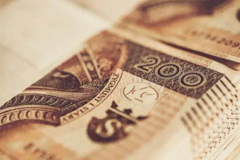 Zbliżenie na banknot 200 zł. Detale ukazują portret i cyfry, sugerując potencjalny misselling w transakcji finansowej.