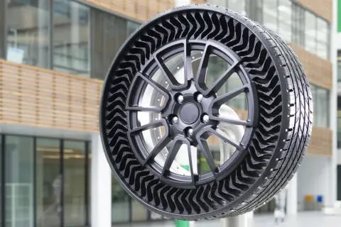 Pneu sans chambre à air avec une structure alvéolaire innovante. Le sens de rotation pneu sans flèche est indiqué par le motif en chevrons.