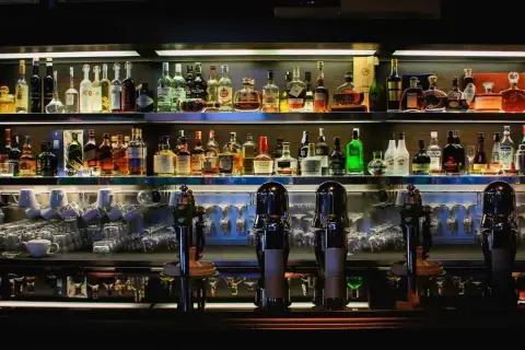 Ile wódki wypijesz, pijąc cztery piwa? Porównanie alkoholu