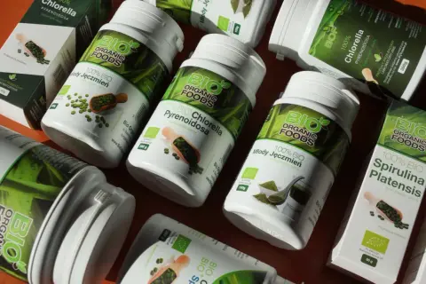 Chlorella i spirulina razem czy osobno? Na zdjęciu opakowania suplementów diety: chlorella, spirulina i młody jęczmień.