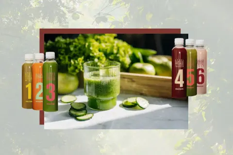 Erfrischende Säfte in Flaschen und ein Glas grüner Saft. Meine Saftkur Erfahrungen sind positiv, die Säfte schmecken toll!