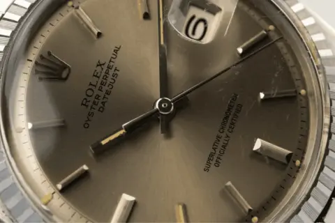 Esfera de un Rolex Oyster Perpetual Datejust, con el logo de la corona y el texto "Superlative Chronometer Officially Certified". El número de serie Rolex es visible en el reverso.