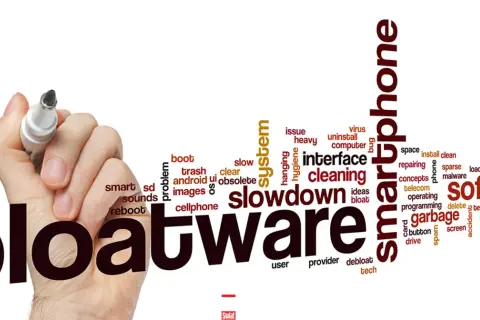Ręka pisze markerem słowo "bloatware" otoczone chmurą słów związanych z optymalizacją smartfonów, jak "debloat", "cleaning", "slowdown".