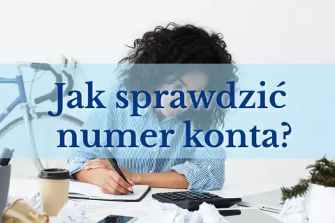 Kobieta pisze, wykonując weryfikację rachunku bankowego. Na biurku kalkulator, kubek i rower w tle.