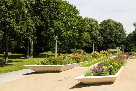 Blumenbeete mit Lavendel und bunten Blüten säumen Wege im Park der igs wilhelmsburg.