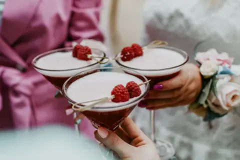 Drink bar na wesele: ile kosztuje? Poznaj realne ceny i uniknij pułapek