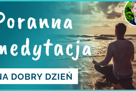 Poranna medytacja na dobry dzień. Mężczyzna siedzi na plaży, medytując o wschodzie słońca.