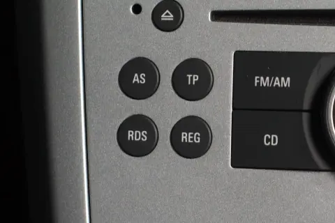 Przyciski radia samochodowego: AS, TP, RDS, REG, FM/AM, CD. RDS to system, który wyświetla dodatkowe informacje o stacji radiowej.