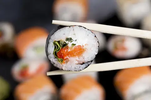 Ile kcal ma sushi z biedronki? Zaskakujące wartości odżywcze!