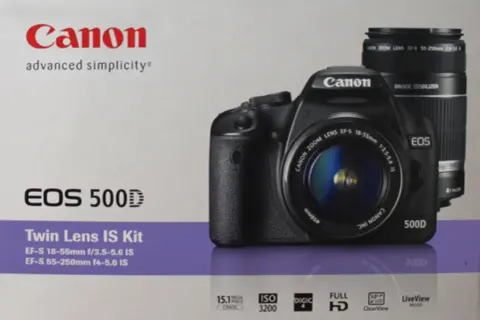 Canon EOS 500D z dwoma obiektywami, gotowy do uchwycenia Twoich najlepszych chwil.
