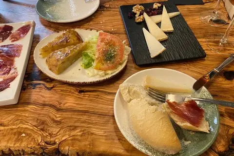 El Librero Tapas y Quesos Sevilla: Tu guía para un festín de quesos