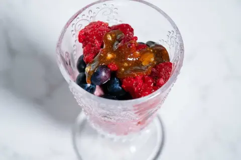 En dessertskål med bär och en karamellsås, perfekt för ett enkelt mascarpone recept.