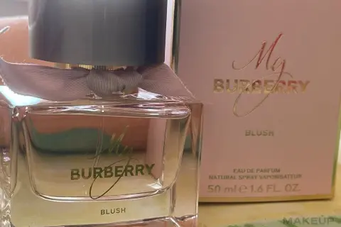 Elegancki flakonik perfum My Burberry Blush z różową wstążeczką i pudełkiem w pastelowym odcieniu.