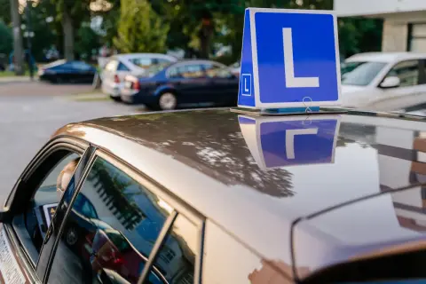 Znak "L" na dachu samochodu. Zastanawiasz się, ile trwa egzamin praktyczny na prawo jazdy?