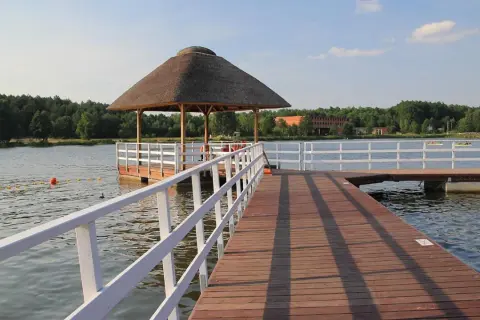 Drewniany pomost nad wodą, zadaszona altana i kąpielisko na zalewie Siemiatycze.