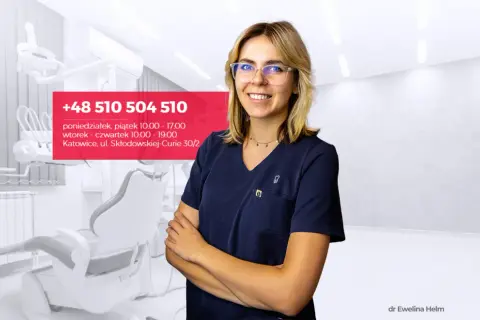Uśmiechnięta dentystka w gabinecie stomatologicznym, z widocznym numerem telefonu i adresem.