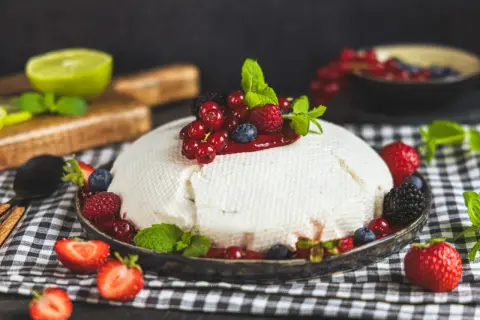 Erfrischende Joghurtbombe mit Beeren und Minze. Ein leichtes Dessert, das perfekt zu jedem Anlass passt. Dieses joghurtbombe rezept ist ein Genuss!